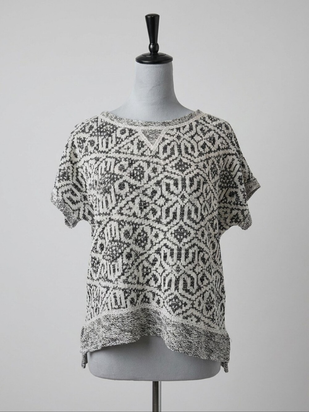 The Impeccable Pig black‎ & white sweater
